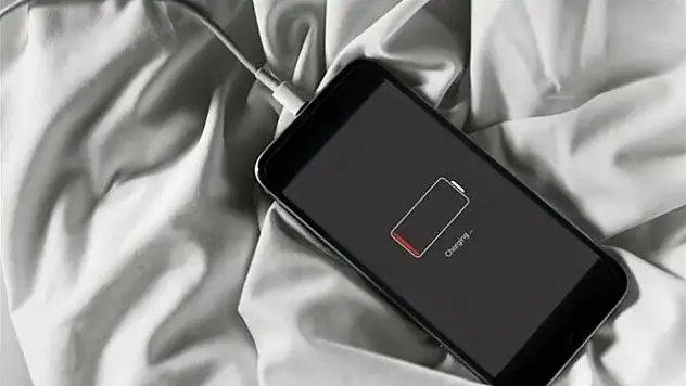 Telefonların şarj kabusu sona mı eriyor? 50 yıl güç sağlayan bataryanın seri üretimi başladı!