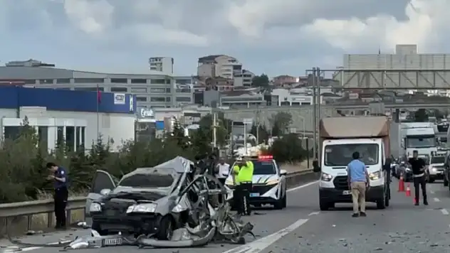 TEM Otoyolu'nda feci kaza: Araç hurdaya döndü
