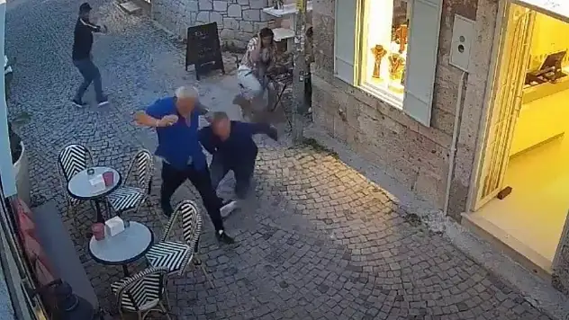 Ünlü iş adamı Çeşme'de silahlı saldırıya uğradı!