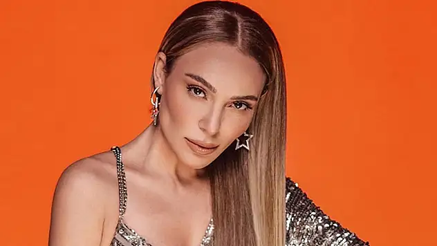 Ünlü şarkıcı konser ortasında yere yığıldı