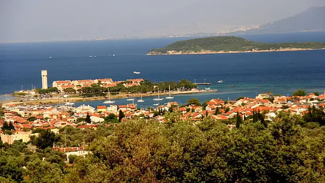 Urla'da cennetten bir köşe: Çam ağaçları altında pırıl pırıl deniz manzarası ile İzmirlilerin yeni gözdesi oldu
