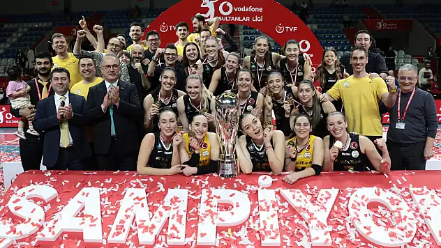 VakıfBank, Sultanlar Ligi'nde şampiyonluğa ulaştı!