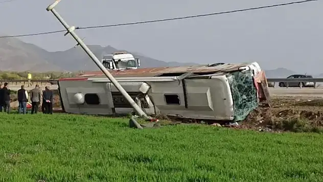 Van'da sabaha karşı korkunç olay: Yolcu otobüsü devrildi