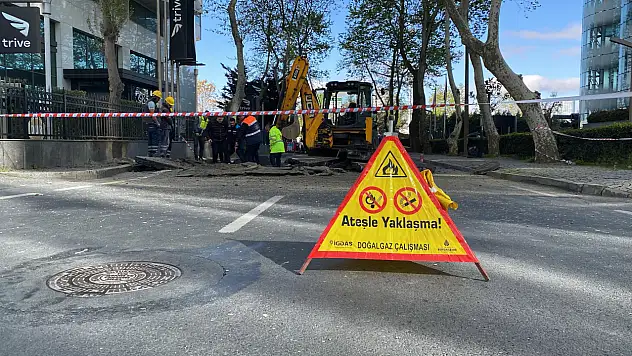 Yol çöktü, doğalgaz sıkışması patlamaya yol açtı