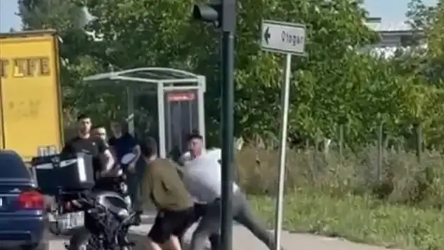 Yol verme tartışması kavgaya dönüştü, yumruklar havada uçuştu