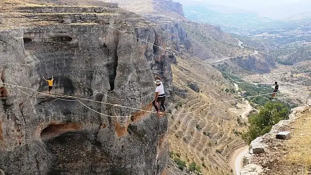 Yüzlerce mağara, tarihi hanlar ve uçurum kenarında yürüyüş yolları: Türkiye'nin bu iline turistler akın ediyor, hala gitmeyen kaldıysa...