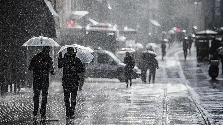 İzmir, Muğla, Afyonkarahisar, Denizli'de yaşayanlar şensiyesiz dışarıı çıkmasın: Kuvvetli yağış uyarısı geldi