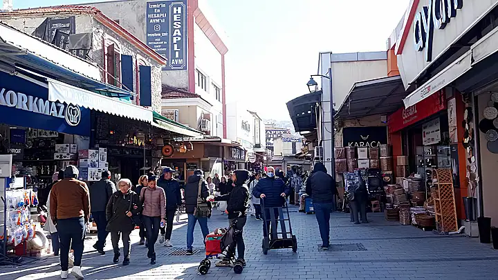 Kemeraltı'nda ekonomik darboğaz: Vitrinler kalabalık, kasalar boş...