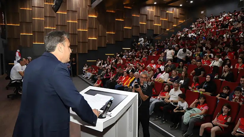 Dikili'de filelerin geleceği şekilleniyor: Voleybol kursuna rekor ilgi