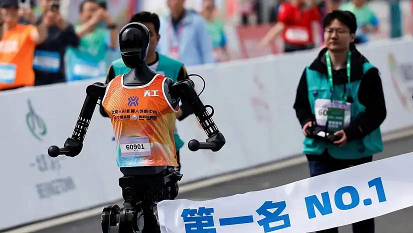 İnsanlarla robotların yarışı başladı! Çin'de insanlar robotlarla maraton koştu!