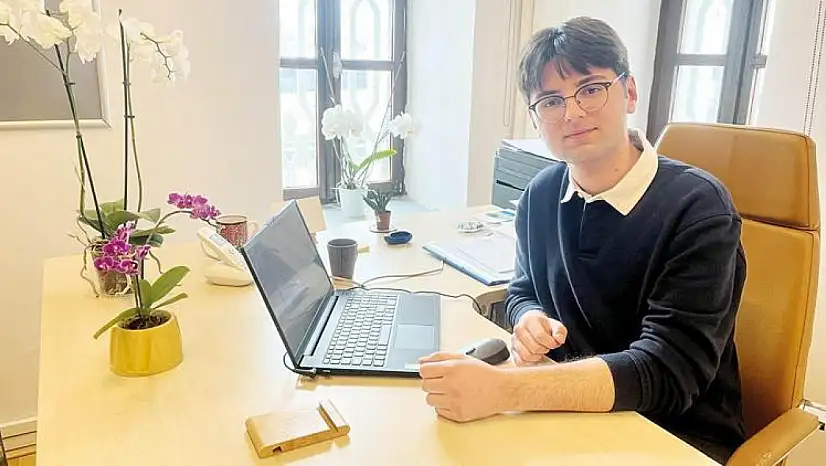 Kabataş Lisesi'nden Cemil Türk , Harvard'da bir ilki başardı!