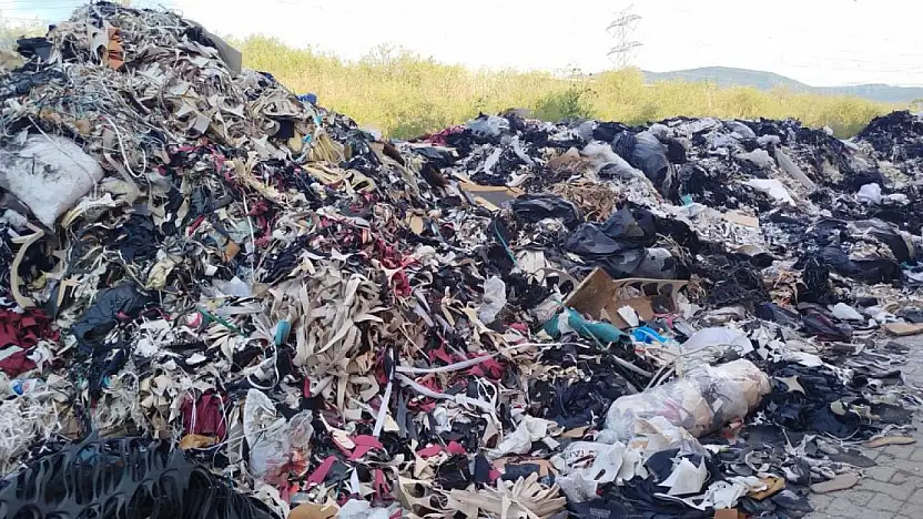 Hindistan değil, İzmir! Çöp dağları arasında üretim yapılıyor!