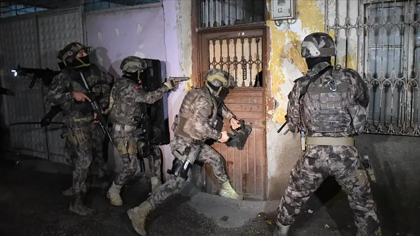İzmir'de DEAŞ'a para aktaranlara şafak operasyonu!