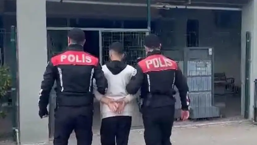 İzmir'de film gibi operasyon! Aranan kişi sokakta yakalandı
