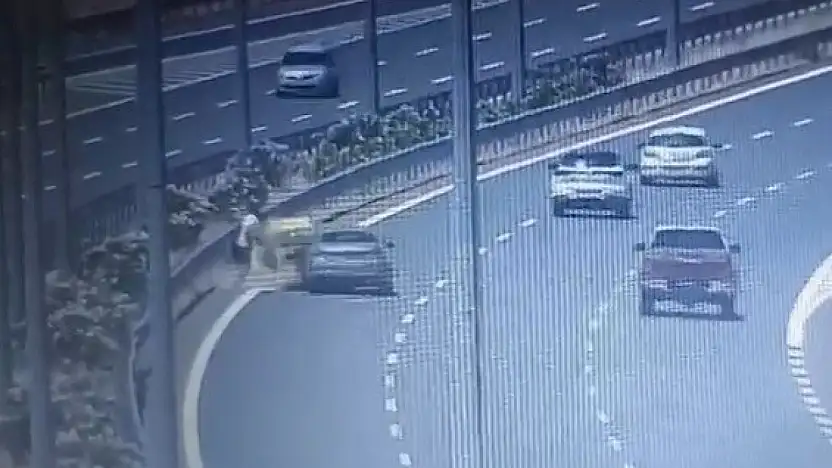 İzmir'de taksiye çarpan araç yolcuyu hayattan kopardı: Kaza kamerada