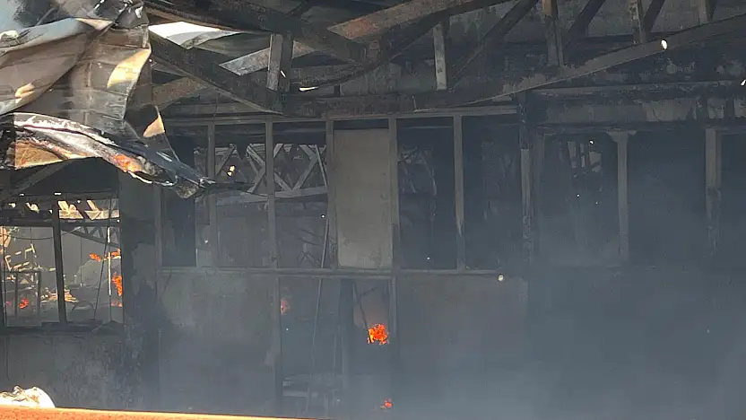 Torbalı'daki sandalye fabrikasında çıkan yangın kontrol altında