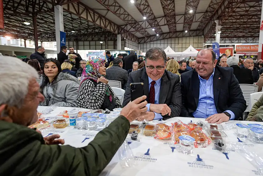 İftar ve sosyal destek bir arada: Başkan Tugay Menderes'te