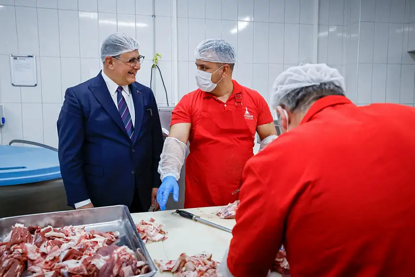 Başkan Tugay, dayanışma için kolları sıvadı | Duyan sıraya giriyor