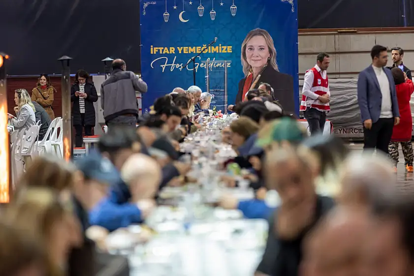 Konak'ta ilk iftar sofrası kuruldu: Başkan Mutlu dayanışma mesajı verdi